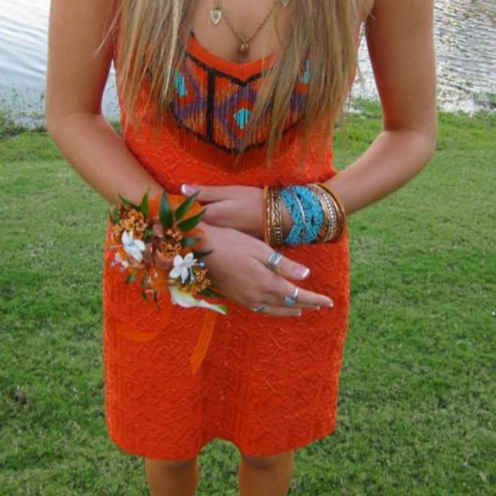 I am 5’9 and 128 lbs wearing size 2. Strap is adjustable, ties behind the neck